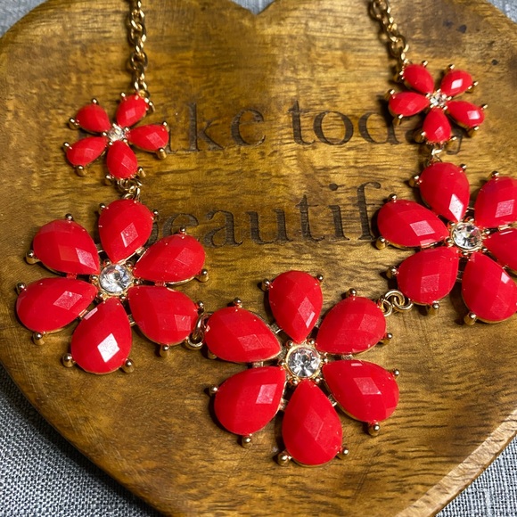 Daisy smaller statement piece necklace. - Picture 2 of 2